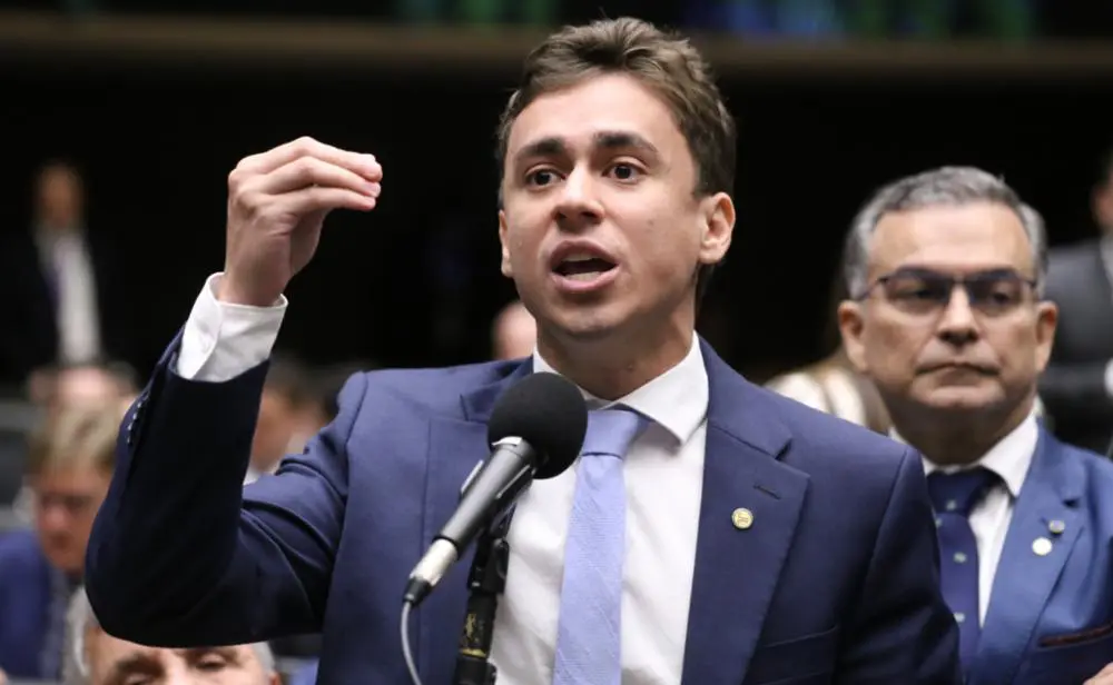 Nikolas chora, canta louvor e relembra raio que atingiu ato em Brasília