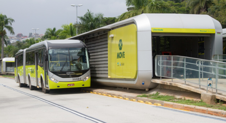 Ônibus do Move pega fogo na avenida Paraná, no Centro de Belo Horizonte
