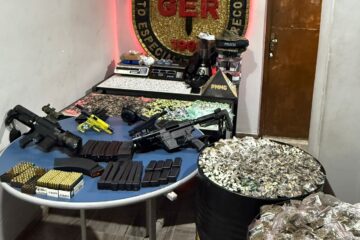 Operação policial em Ibirité apreende drogas, armas, granadas e kit de conversão; um homem é preso