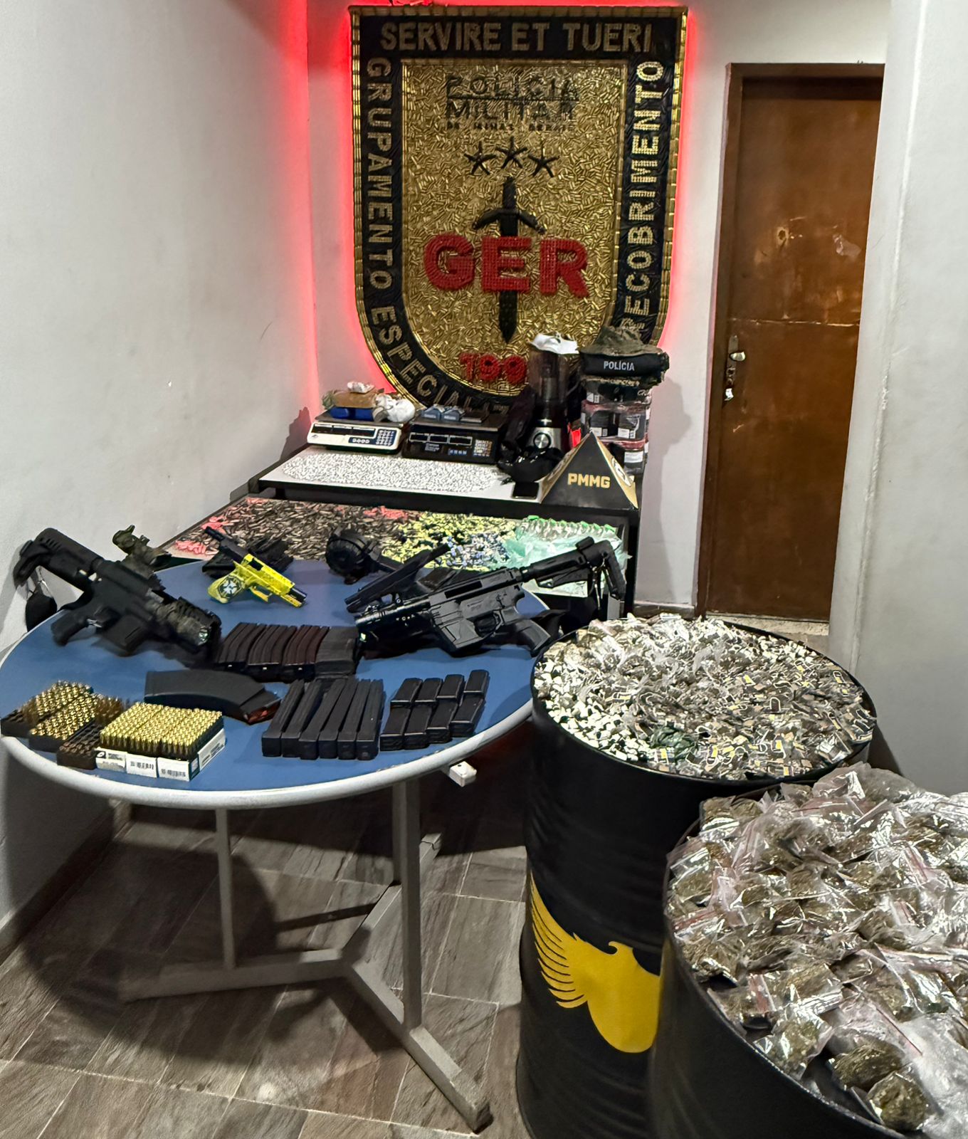 Operação policial em Ibirité apreende drogas, armas, granadas e kit de conversão; um homem é preso