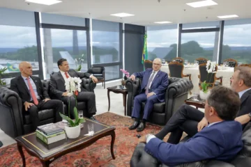 Ministro Fachin se reúne com Motta, Alcolumbre e TCU para discutir penduricalhos