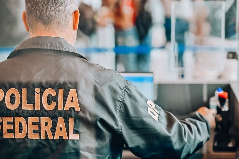 PF prende cinco brasileiros deportados por homicídio, furto, armas e atos antidemocráticos ao desembarcarem em Confins