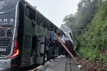 Colisão entre ônibus e caminhão na BR-381 mata mulher e deixa feridos em Oliveira