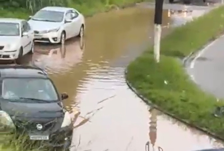 Chuva forte causa danos em ruas e deixa pontos alagados em João Monlevade