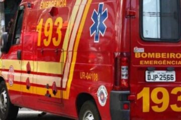 Árvore de grande porte se parte e atinge carros após chuva forte em Santa Luzia