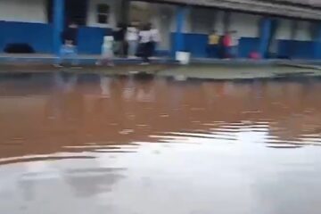 Chuva alaga pátio de escola e deixa alunos “ilhados” no bairro Chapada, em Itabira