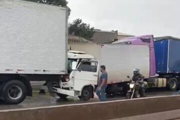 Acidente entre duas carreta e um caminhão trava o Anel Rodoviário de BH e provoca mais de 4 km de congestionamento