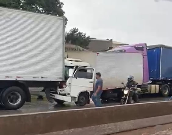 Acidente entre duas carreta e um caminhão trava o Anel Rodoviário de BH e provoca mais de 4 km de congestionamento