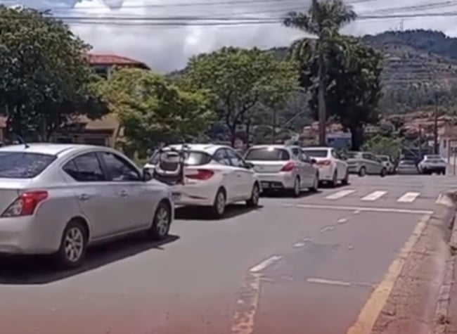 Volta às aulas provoca congestionamentos em ruas de Itabira