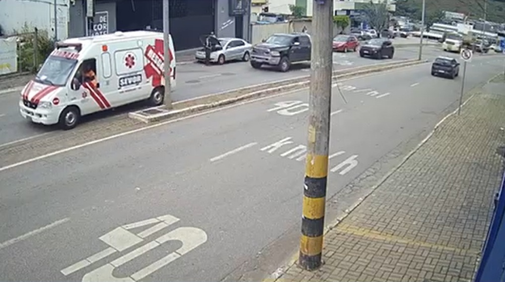 Mulher com suspeita de infarto recebe atendimento emergencial após abordagem a ambulância do Sevor em João Monlevade