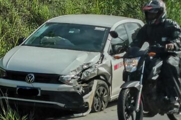 Batida entre Gol e Fiat Uno trava trânsito no Laboreaux durante a manhã em Itabira