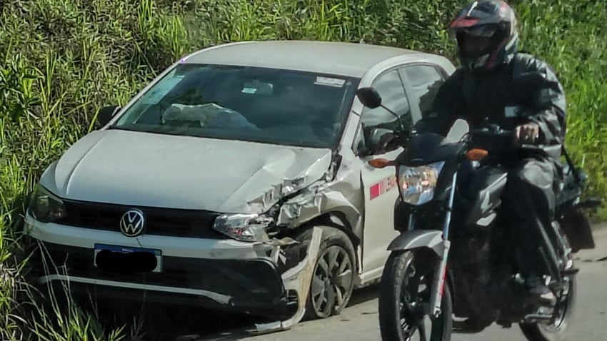 Batida entre Gol e Fiat Uno trava trânsito no Laboreaux durante a manhã em Itabira