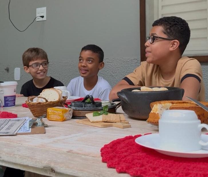 Crianças lançam jornal artesanal em Santa Maria de Itabira e conquistam leitores com humor e olhar crítico