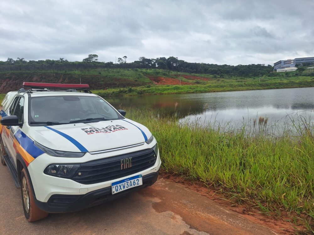 Moto "depenada" é encontrada dentro de lagoa próxima à Unifei, em Itabira