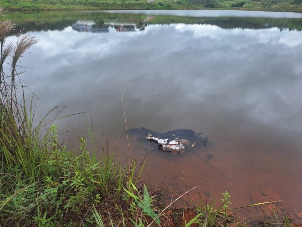Moto “depenada” é encontrada dentro de lagoa próxima à Unifei, em Itabira