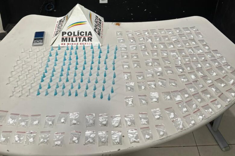 Fuga de suspeitos em moto termina com apreensão de 250 porções de cocaína em Itabira
