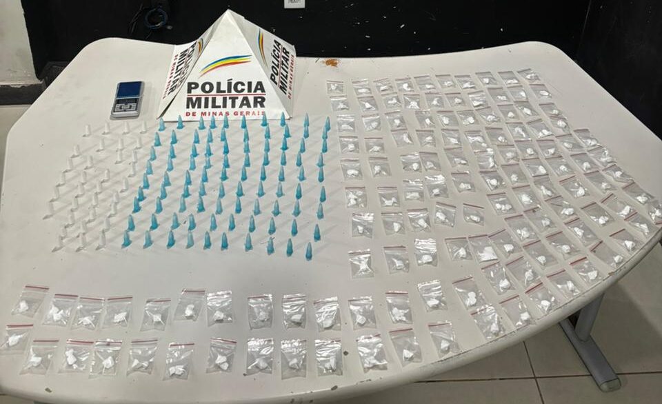 Fuga de suspeitos em moto termina com apreensão de 250 porções de cocaína em Itabira