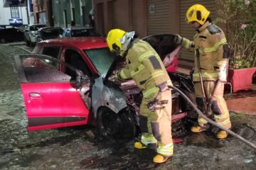 Incêndio consome carro no Centro de Itabira e mobiliza Corpo de Bombeiros