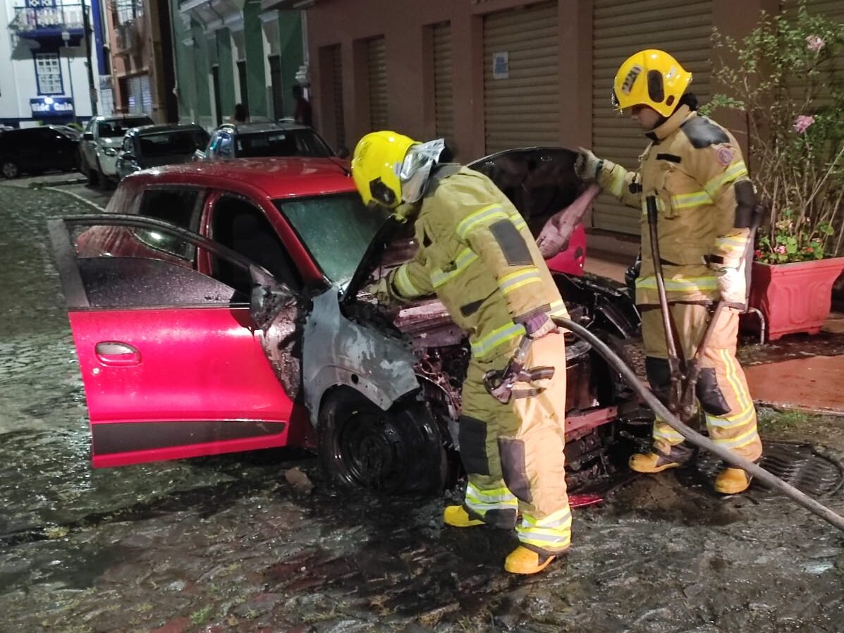 Incêndio consome carro no Centro de Itabira e mobiliza Corpo de Bombeiros