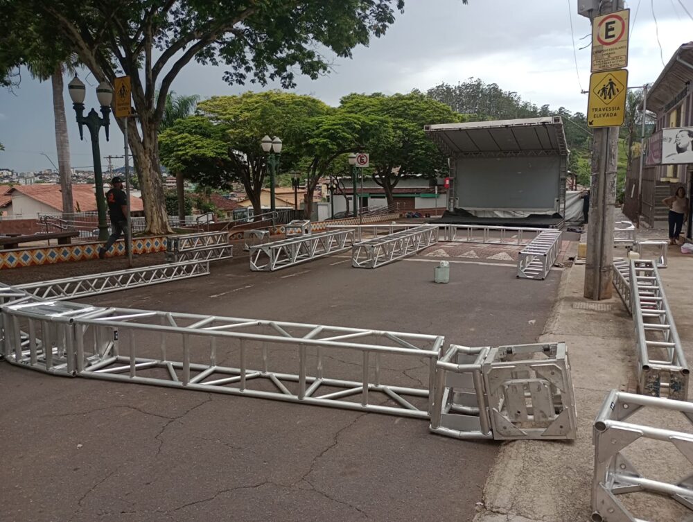 Montagem da estrutura do Carnaval altera trânsito na Pracinha do Pará, em Itabira