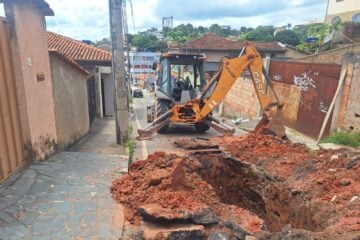 Saae realiza manutenção na rede de esgoto e interdita rua dos Operários, no Centro de Itabira