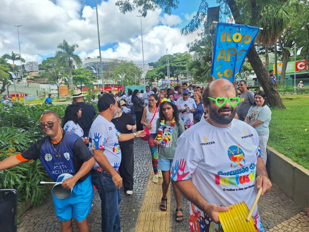 Carnaval: bloco “Percussão da Inclusão” leva alegria e reforça mensagem de cidadania no Centro de Itabira