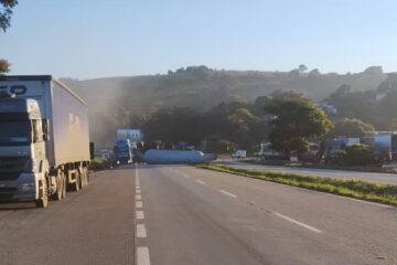 Sexta de Carnaval começa com três acidentes na BR-381, deixa morto, feridos e congestionamentos de até 8 km