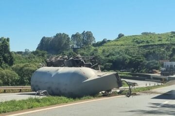 Carreta com 38 toneladas de cimento tomba e interdita BR-381; congestionamento chega a 3 km