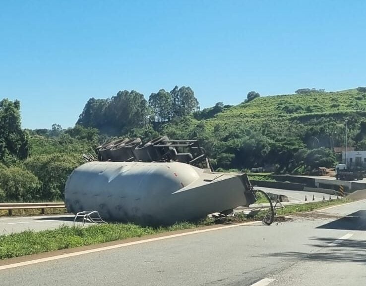 Carreta com 38 toneladas de cimento tomba e interdita BR-381; congestionamento chega a 3 km