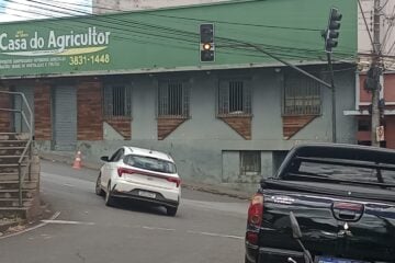 Semáforos operam em modo intermitente no bairro Pará e exigem atenção redobrada de motoristas