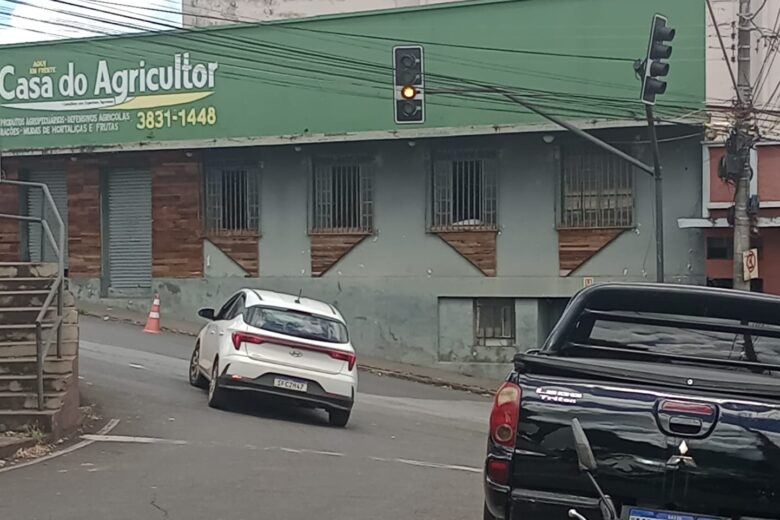 Semáforos operam em modo intermitente no bairro Pará e exigem atenção redobrada de motoristas