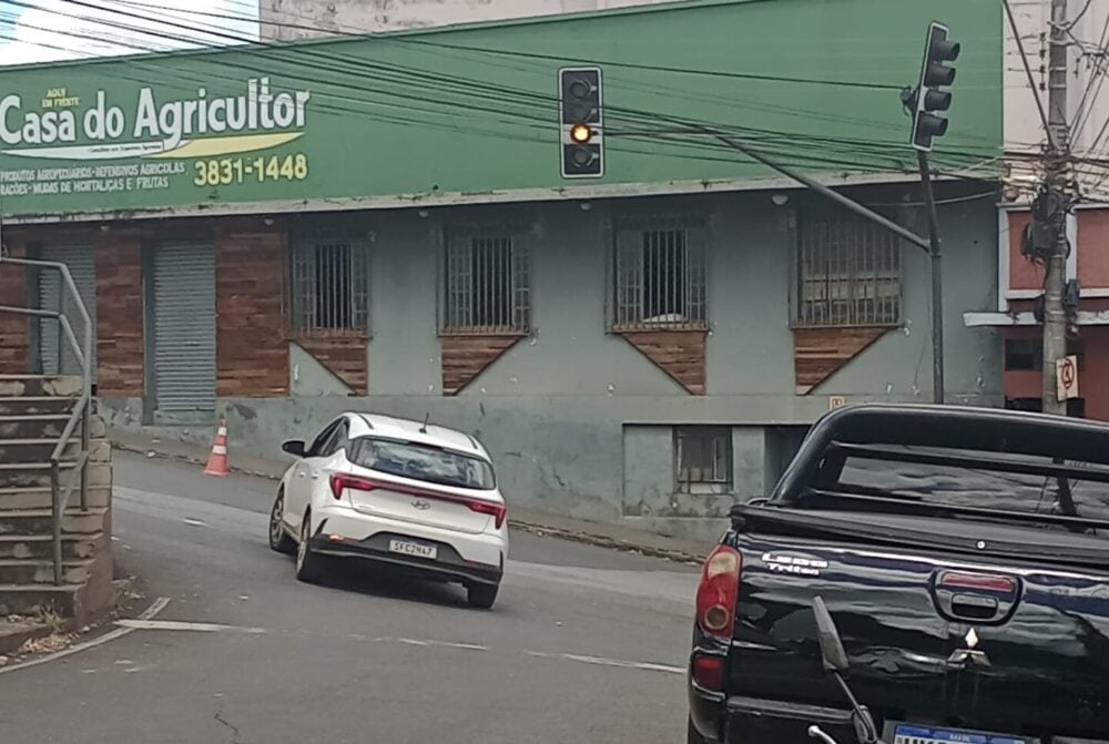 Semáforos operam em modo intermitente no bairro Pará e exigem atenção redobrada de motoristas