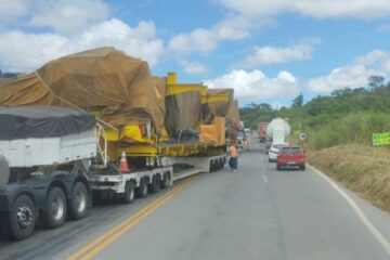 Carreta com carga excedente apresenta pane e provoca congestionamento na BR-381, na saída de BH