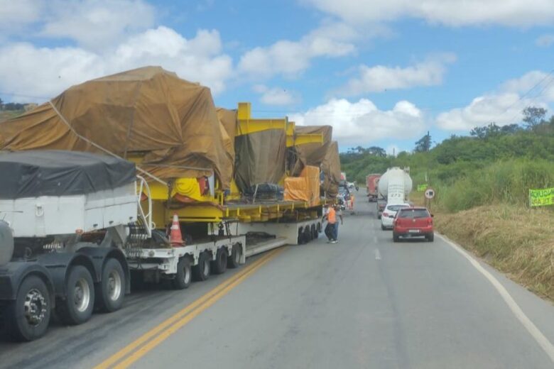Carreta com carga excedente apresenta pane e provoca congestionamento na BR-381, na saída de BH
