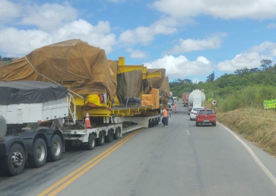 Carreta com carga excedente apresenta pane e provoca congestionamento na BR-381, na saída de BH