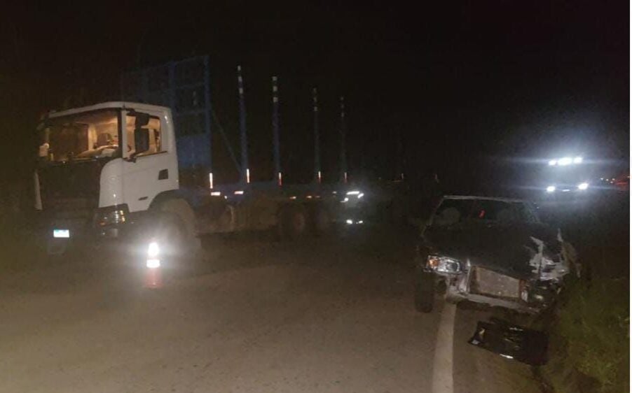 Fiat Uno perde o controle e colide de frente com carreta na estrada de Senhora do Carmo, em Itabira