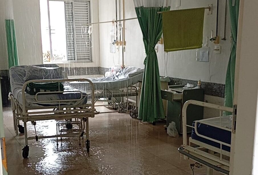 João Monlevade: teto da enfermaria masculina do Hospital Margarida cai após vazamento de água
