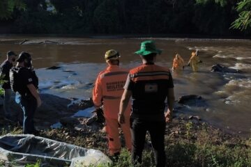 Corpo em avançado estado de decomposição é retirado do Rio Piracicaba, em Nova Era