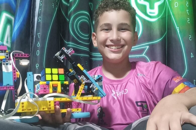 Monlevadense de 11 anos conquista vaga para mundial de robótica no Canadá e busca apoio para viagem