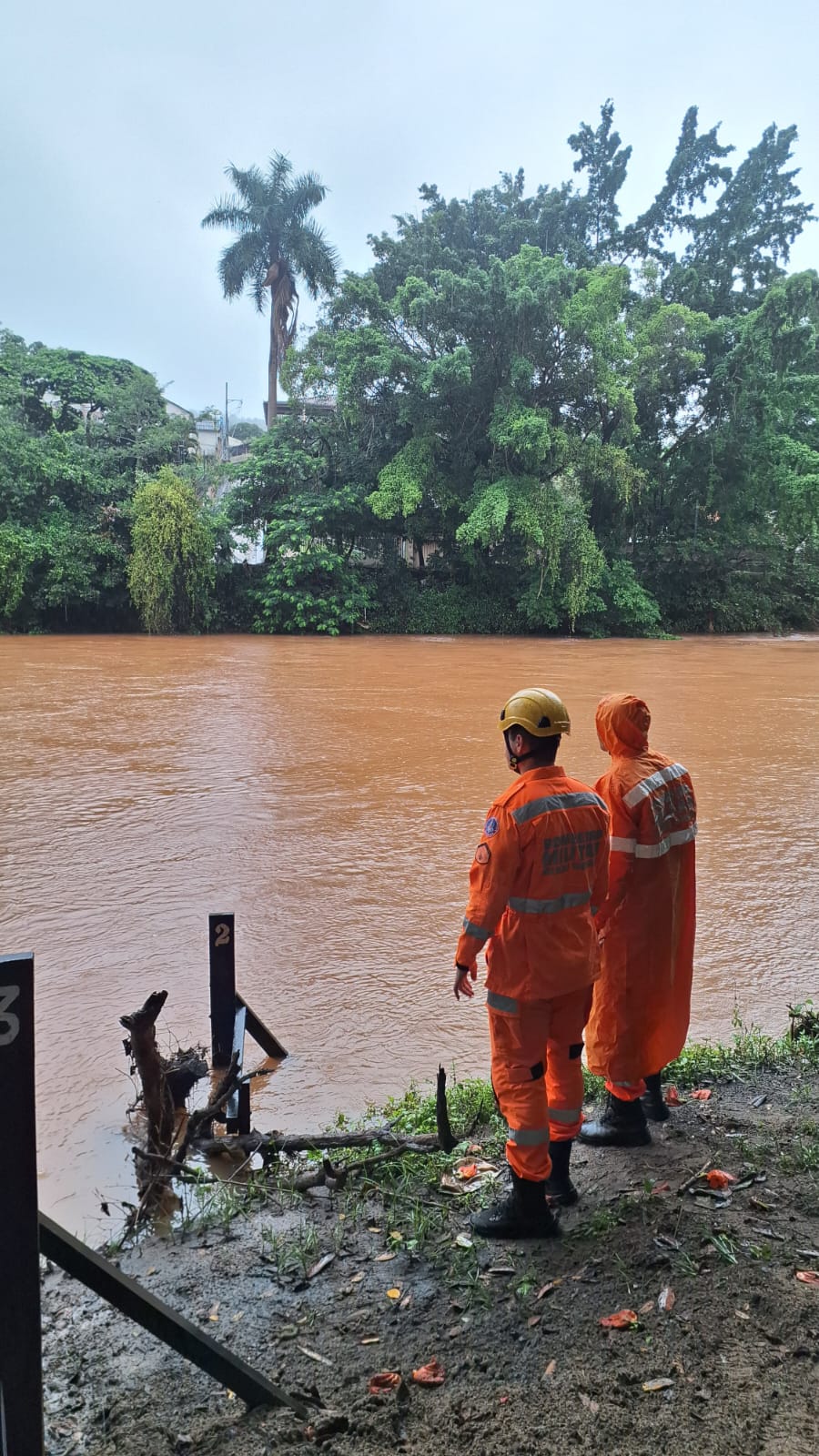 Cheia do Rio Piracicaba interrompe buscas por homem em situação de rua que desapareceu em Nova Era