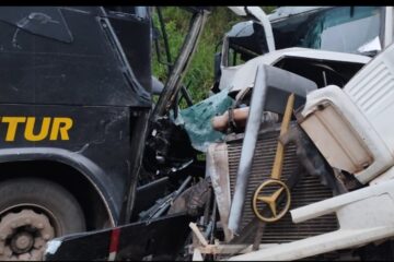 Colisão frontal entre carreta e ônibus interdita a MGC-120, em Ferros