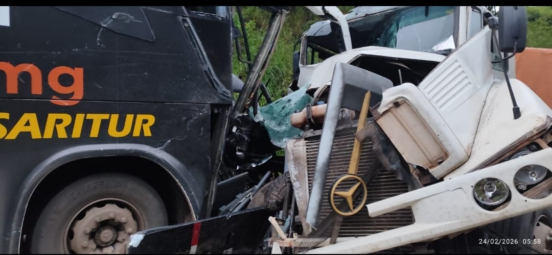 Colisão frontal entre carreta e ônibus interdita a MGC-120, em Ferros
