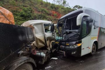 Problema mecânico em carreta provocou colisão frontal com ônibus da Saritur na MGC-120, em Ferros