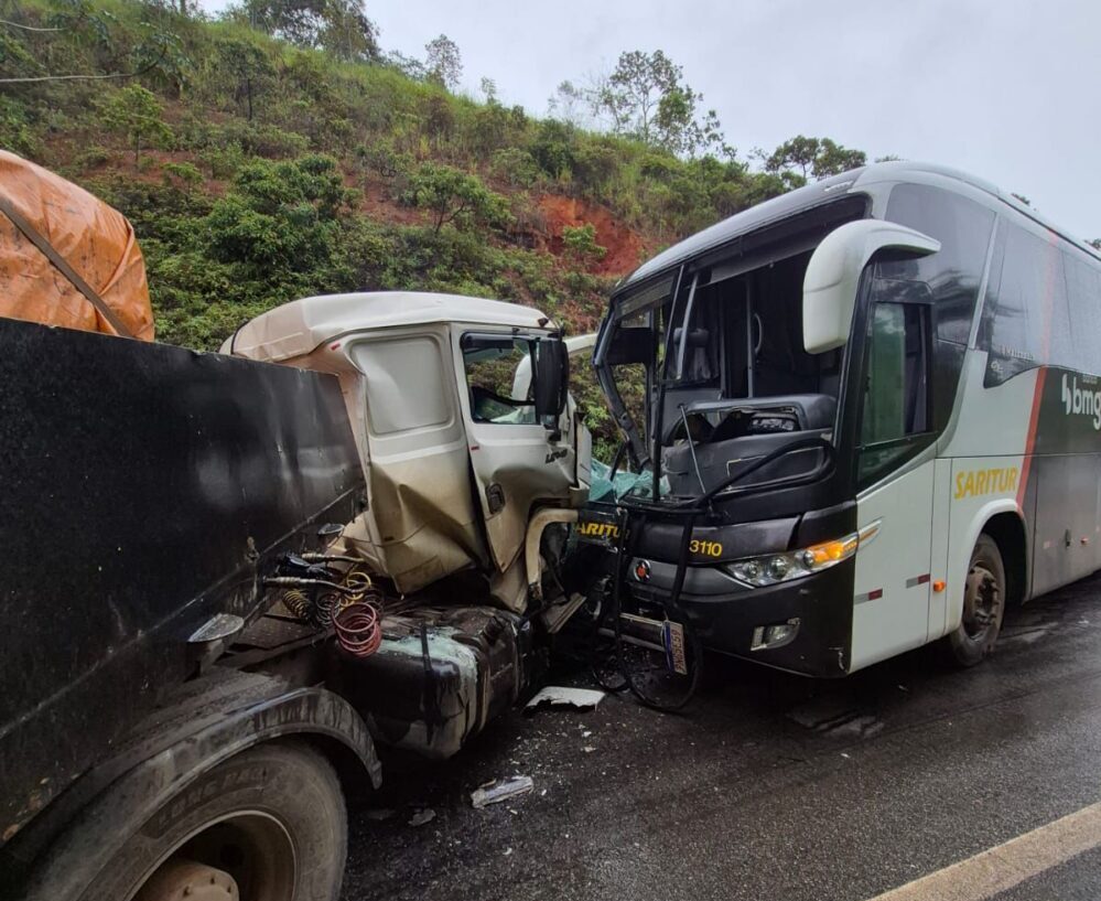 Problema mecânico em carreta provocou colisão frontal com ônibus da Saritur na MGC-120, em Ferros