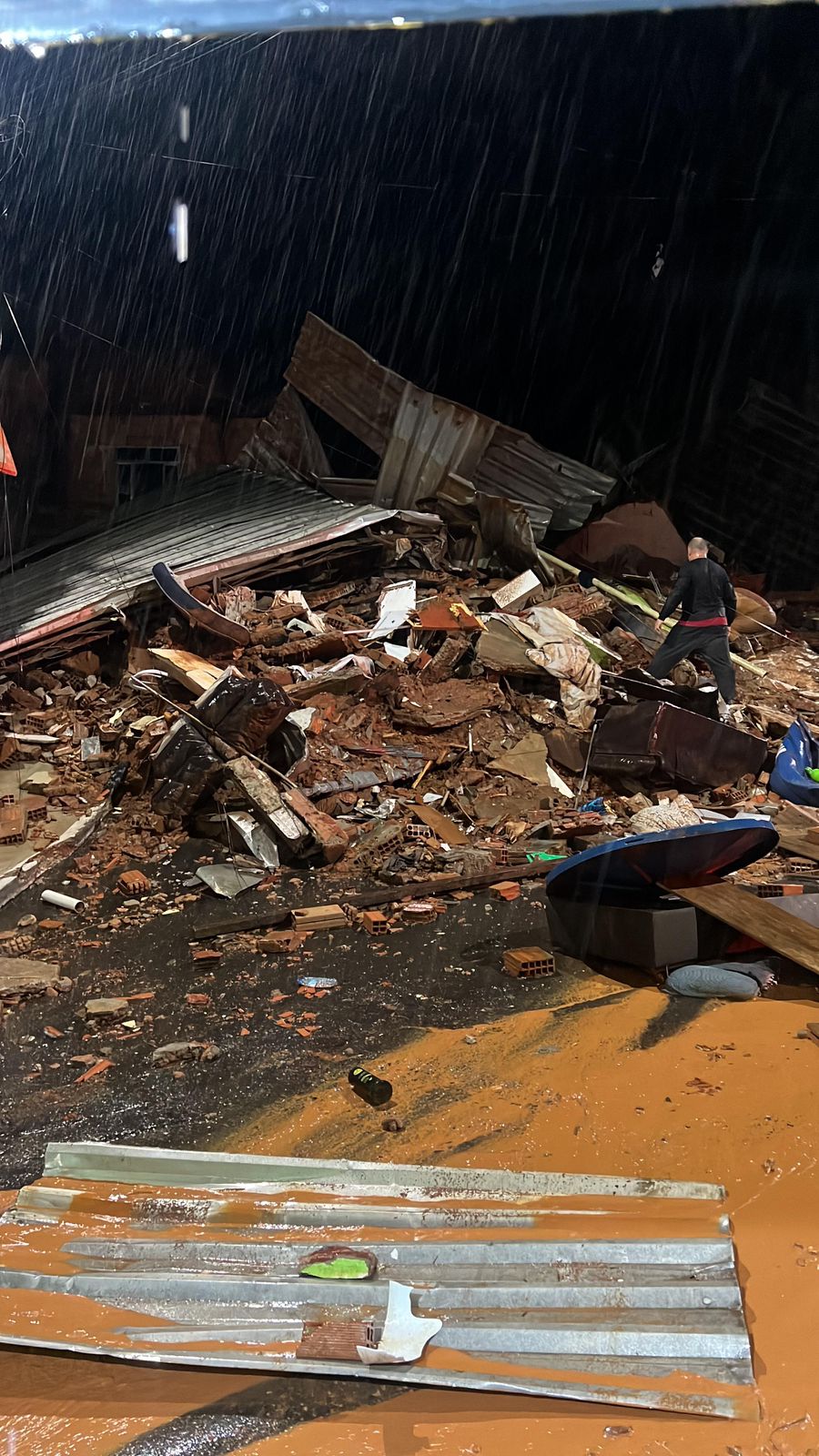 Governo de MG mobiliza equipes após tragédia das chuvas em Juiz de Fora