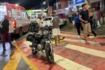Motociclista fica ferido após colisão contra veículo na Praça Redonda, em Itabira