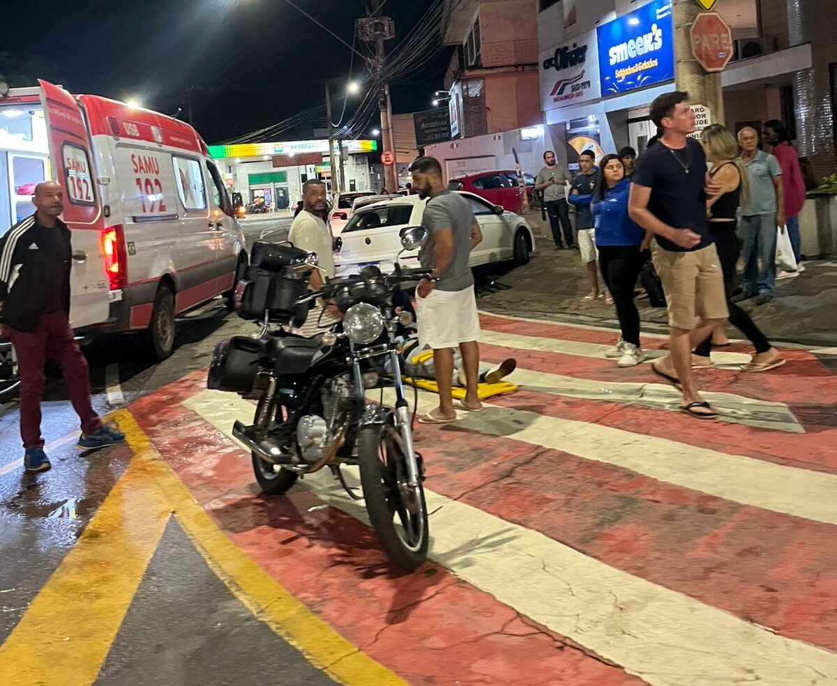 Motociclista fica ferido após colisão contra veículo na Praça Redonda, em Itabira