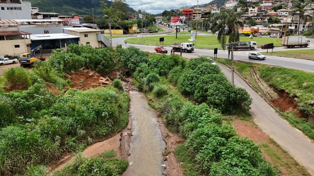 Bombeiros e Defesa Civil vistoriam tubulão após risco de deslizamento em João Monlevade