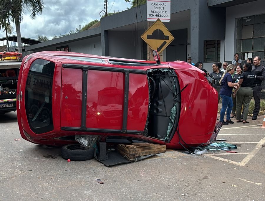 Um carro capotou após colidir contra uma carreta e atingir um poste de iluminação na manhã desta quinta-feira (26), na avenida Getúlio Vargas, na altura do bairro Baú, em João Monlevade, nas proximidades da unidade prisional do município. O acidente deixou três pessoas feridas e mobilizou equipes do Serviço de Atendimento Móvel de Urgência (Samu), Serviço Voluntário de Resgate (Sevor), Polícia Militar e Corpo de Bombeiros Militar de Minas Gerais (CBMMG). <!--<div class="leiamaisshortcode" style="display: block"> <a href="https://onelink.to/dky8hj" target="_blank"> <h4 style="color: #ee1c25;font-weight: bold;margin-bottom: 20px;" class="leiamaish4">+ Escolha temas e receba notificações de notícias em tempo real; baixe o App DeFato</h4> </a> </div>--> <div class="leiamaisshortcode" style="display: block"> <span style="color: #ee1c25;font-weight: bold;margin-bottom: 20px;" class="leiamaish4"><a href="https://instagram.com/defatoonline" target="_blank"><h4 style="color: #ee1c25;font-weight: bold;margin-bottom: 20px;" class="leiamaish4">+ Acompanhe as últimas notícias da DeFato no Instagram</h4></a></span> </div> <div class="leiamaisshortcode" style="display: block"> <span style="color: #ee1c25;font-weight: bold;margin-bottom: 20px;" class="leiamaish4"><a href="https://www.youtube.com/@DeFatoOnlineitabira" target="_blank"><h4 style="color: #ee1c25;font-weight: bold;margin-bottom: 20px;" class="leiamaish4">+ Assista aos conteúdos do canal da DeFato no YouTube</h4></a></span> </div> Segundo os bombeiros, a guarnição se deparou com o acidente durante deslocamento para outra ocorrência. Conforme apurado no local, o veículo de passeio seguia no mesmo sentido da carreta quando colidiu contra a lateral do caminhão, perdeu o controle, tombou na pista e, na sequência, atingiu um poste.