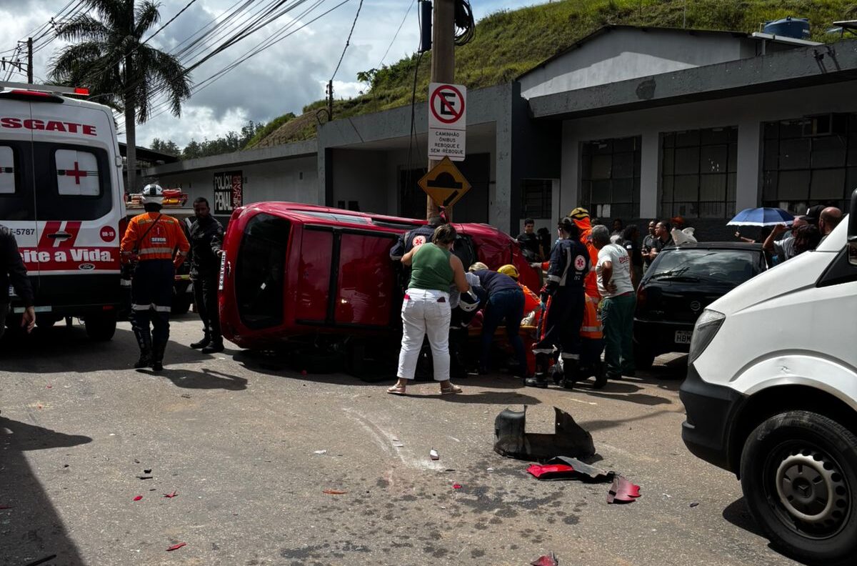 Carro capota após bater em carreta e atingir poste na avenida Getúlio Vargas, em João Monlevade; três pessoas ficam feridas